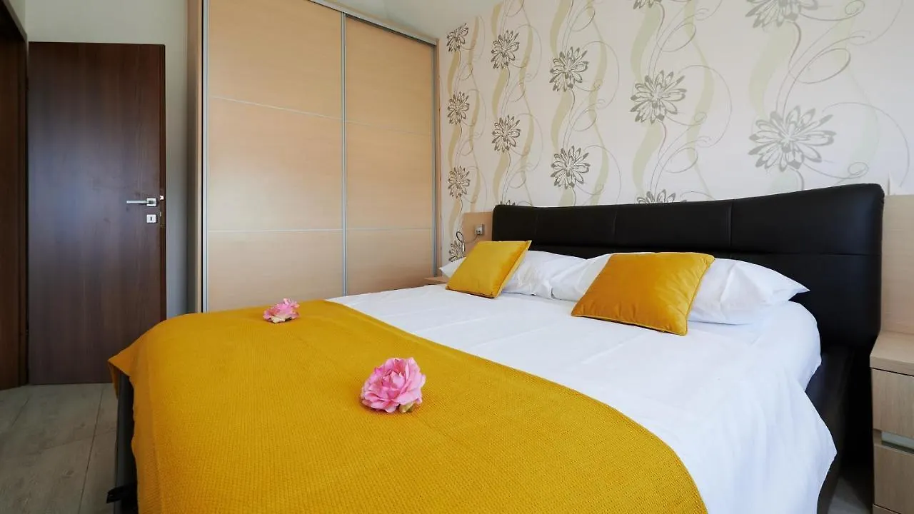Apartment Adria Trogir 0*,